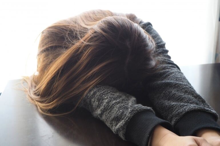 バテる女性